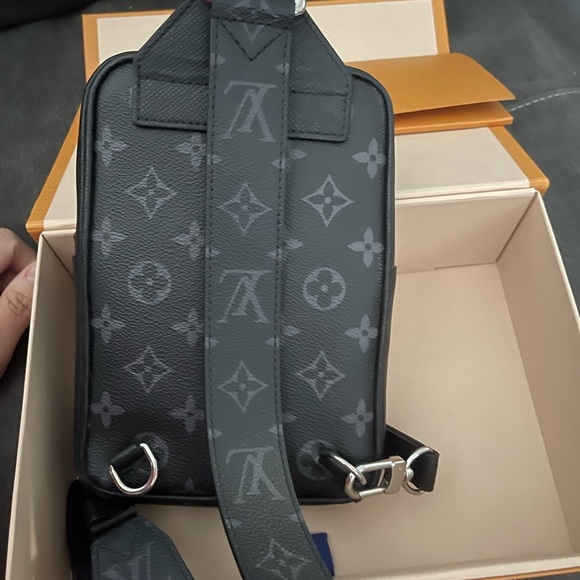 Louis Vuitton Outdoor Slingbag - Picture 8 of 10